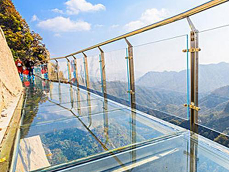 玻璃吊橋受到外國人質(zhì)疑，不遠萬里來砸橋，結(jié)局讓人很無奈